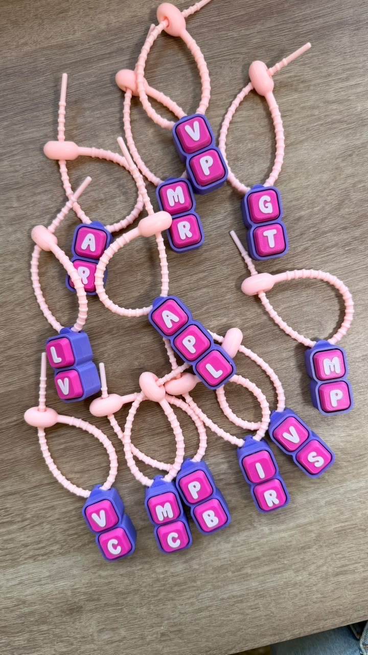 Clickers de iniciales con tiritas rosadas