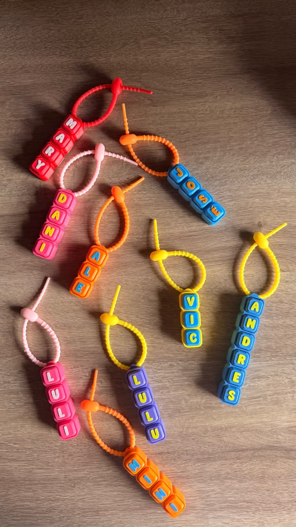 Clickers con nombres en varios colores, con sus tiritas